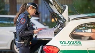 Donna in bici investita da camion a Milano muore in ospedale