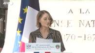 Parigi, Jodie Foster rende omaggio ai 