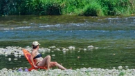 Prende il sole in topless sul fiume, multata 'perché si vedeva dal ponte'