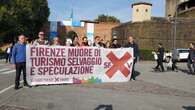 A Firenze protesta contro l'overtourism, adesivo su keybox