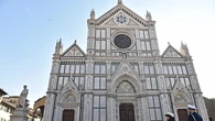 In video due arrampicati in cima a facciata S.Croce Firenze