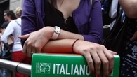 Col telefonino in aula all'esame di maturità, bocciato studente di Spezia