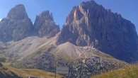 Troppe auto e moto sui passi dolomitici, arriva giro di vite