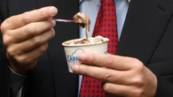 Fa cadere un gelato, aggredito da 5 minorenni, denunciati