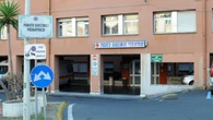 Donna e figlia neonata giù da balcone, bimba è grave