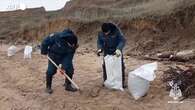 Russia, soccorritori continuano a pulire spiagge del Mar Nero