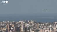 Beirut, un aereo atterra dietro le colonne di fumo degli attacchi israeliani