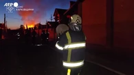 Kharkiv, edifici in fiamme dopo l'attacco missilistico russo