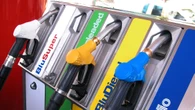 Il prezzo medio della benzina al self a 1,942 euro al litro, gasolio a 1,979