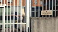 Detenuti danno fuoco a materasso, otto agenti intossicati