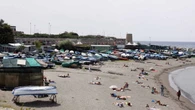 Stuprata in una tenda sulla spiaggia a Genova, due ricercati