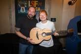 Una chitarra di Ed Sheeran all'asta per ospedale italiano