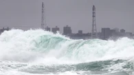 Il tifone Noul tocca terra, oltre 715mila evacuati e centinaia di voli cancellati in Cina