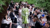 Jonathan Anderson gioca con le pieghe per l'alta moda di Dior / GUARDA LA SFILATA