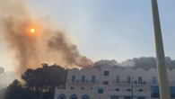 Incendio a Santa Cesarea Terme, vento spinge fiamme verso abitato, evacuati hotel