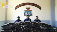 Nascosti in autocisterna 113 chili di cocaina, maxi sequestro a Napoli