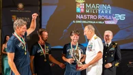 Al team dell'Aeronautica il Marina Militare Nastro Rosa Tour 2026