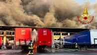 Operazioni complesse per spegnere vasto incendio a Milano, nessun ferito