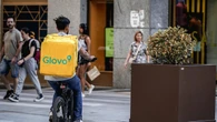 A Milano ordinanza per tutelare rider dal caldo, stop consegne nelle ore di afa