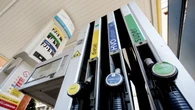 Salgono ancora i prezzi dei carburanti, benzina sopra 2 euro in autostrada