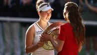 Wimbledon, la principessa Kate premia la vincitrice del torneo Noskova - LE FOTO
