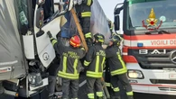 Furgone si incastra sotto un camion, conducente muore in A4
