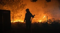 Parigi, 'incendi senza precedenti, da domani oltre 1000 militari sul terreno'