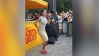 Milano, Serena Brancale dona un mini-live all'aperto