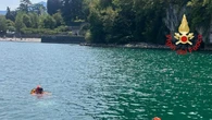 Si tuffa per salvare il figlio nel lago di Como, proseguono le ricerche
