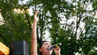 Serena Brancale canta a sorpresa a Milano, piazza gremita per applaudirla