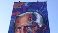 Piacenza ricorda Giorgio Armani con un murale di 27 metri