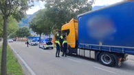 Autista tir non riconosce autorità italiana e blocca una strada