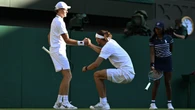 In finale a Wimbledon Zverev cade, fair play di Sinner che lo aiuta a rialzarsi LE FOTO