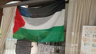 Osteria con bandiera palestinese, clienti con ospiti israeliani disdicono