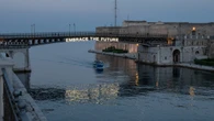 Giochi del Mediterraneo, 'Embrace the Future' illumina il Ponte Girevole