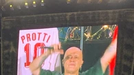 L'omaggio di Max Pezzali a Igor Protti nello stadio San Nicola