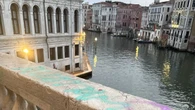 Imbrattano il Ponte di Rialto di Venezia con spray, tre giovani bloccati e denunciati