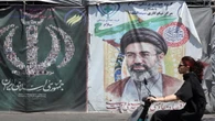 Uomo col volto oscurato ai funerali di Khamenei scatena i social, 'forse è Mojtaba'