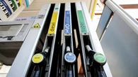 Continuano i rincari dei carburanti, benzina self a 1,877 euro, diesel a 1,985