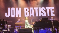 La musica di Jon Batiste fa divertire ed emozionare il popolo di Umbria jazz