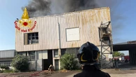 Incendio in ditta pellami alla periferia di Firenze, alta colonna di fumo