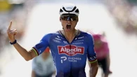Trascina la fuga e vince in volata, prova di forza di Van der Poel