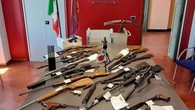 Un arsenale di armi e munizioni in casa, un uomo arrestato nel Torinese