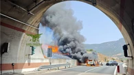 Auto in fiamme innesca un incendio vicino a statale nel Cagliaritano