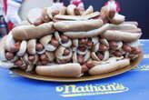 Divora 58 hot dog in 10 minuti il nuovo campione a Coney Island