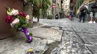 Turista morta a Napoli, fiori sul luogo dell'incidente