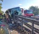 Pullman turisti su guardrail in A1, un morto e 15 feriti