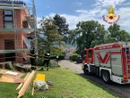 Operai precipitano da un ponteggio per sei metri, sono gravi