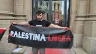 I proPal versano vernice rossa a ingresso Jp Morgan a Milano