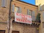 In centro Perugia drappo con scritta 'Rispetto per Meredith'